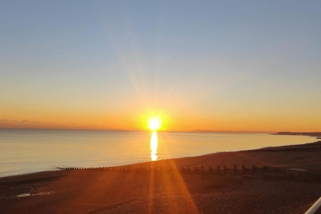 Stunning Seafront Flat,St Leonards Appartement Buitenkant foto